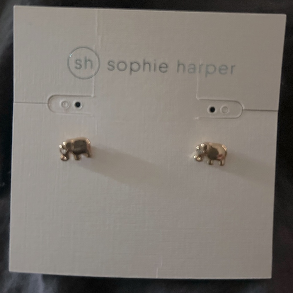 Sophie Turner Elephant earrings